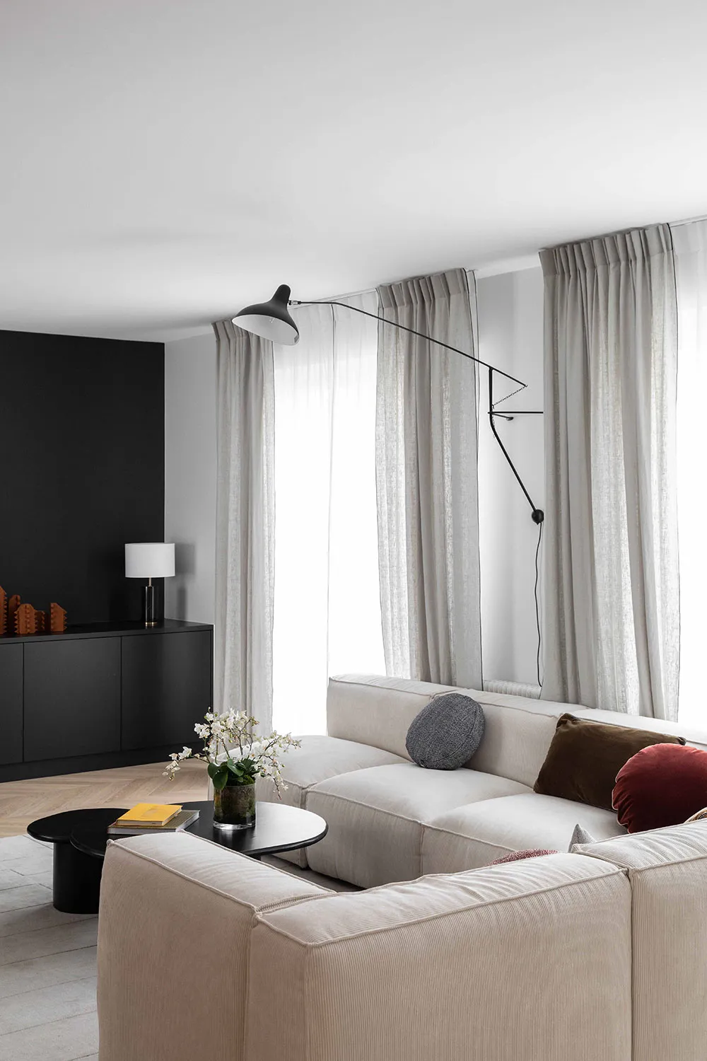 Stylowy nowoczesny design z czarnymi akcentami w Paryżu - 3