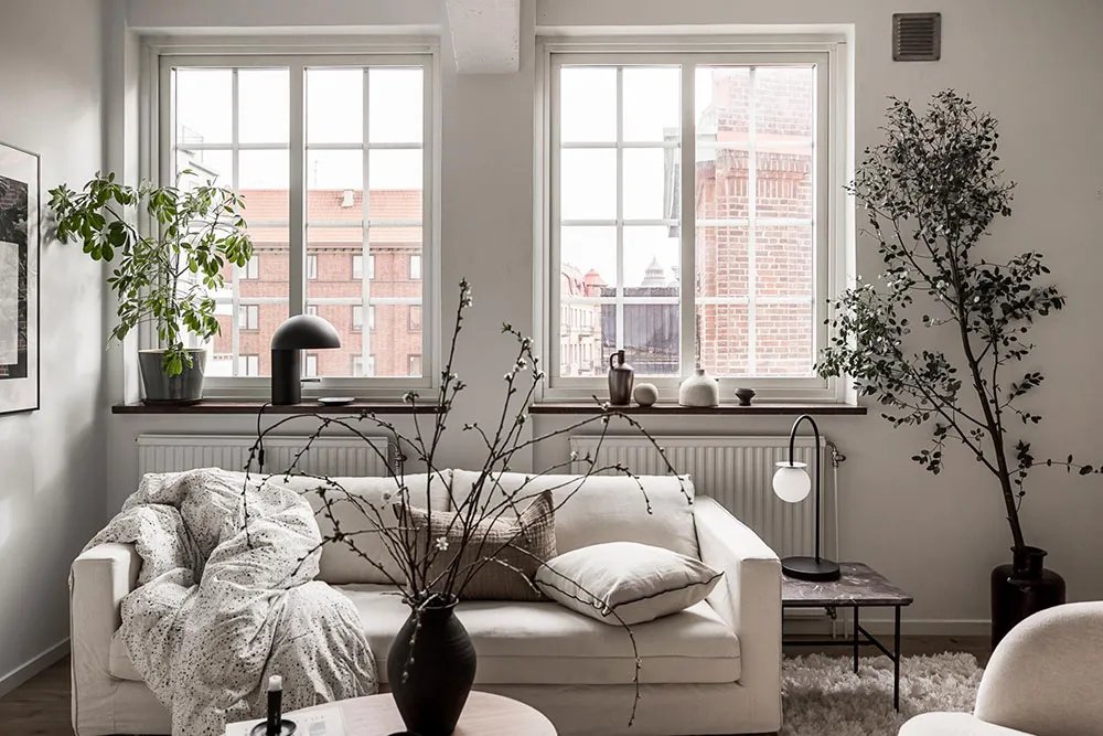 Ungewöhnliche weiße Wohnung mit Balken in der ehemaligen Kartonfabrik in Göteborg (40 qm) - Gallery image 11