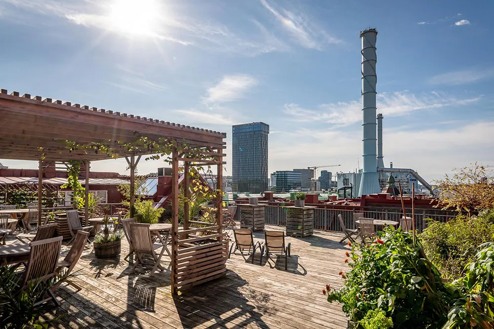 Ungewöhnliche weiße Wohnung mit Balken in der ehemaligen Kartonfabrik in Göteborg (40 qm) - Gallery image 4