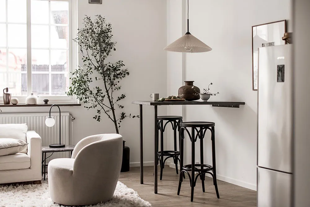 Ungewöhnliche weiße Wohnung mit Balken in der ehemaligen Kartonfabrik in Göteborg (40 qm) - Gallery image 15