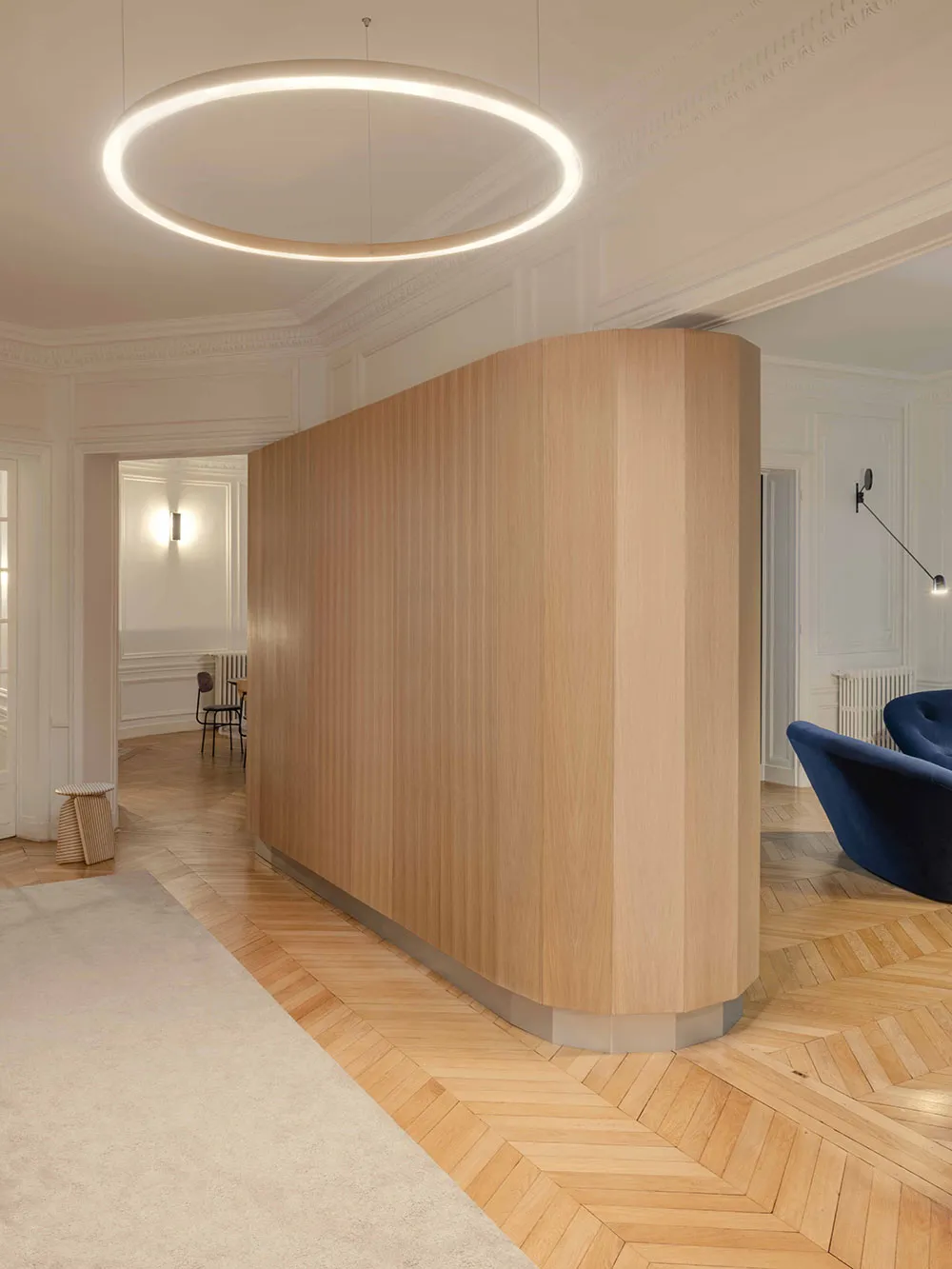 Лёгкий современный дизайн для просторной квартиры в Османском доме в Париже - Gallery image 5