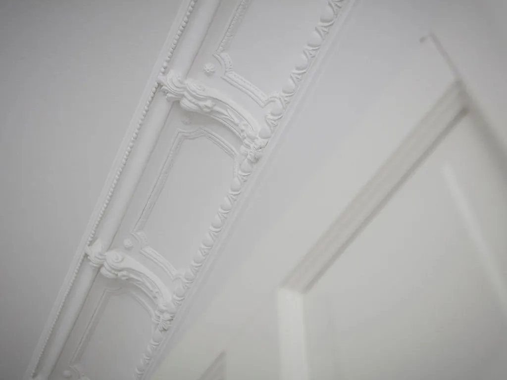 Білосніжний інтер'єр із кричною стіною на кухні в Швеції - Gallery image 9