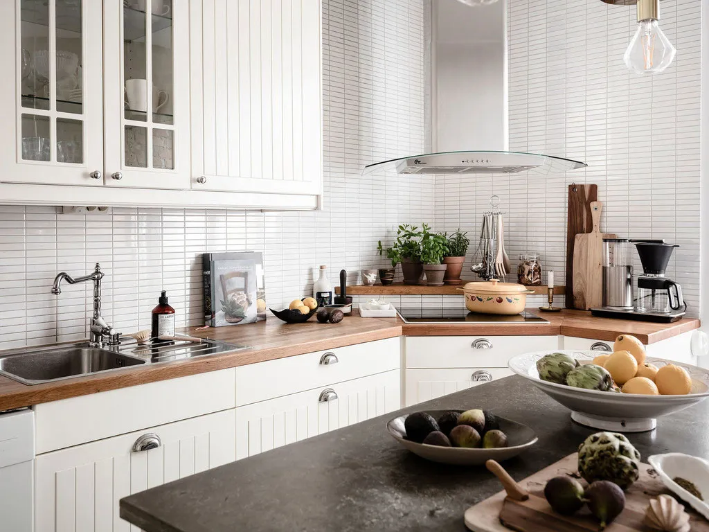 Білосніжний інтер'єр із кричною стіною на кухні в Швеції - Gallery image 16