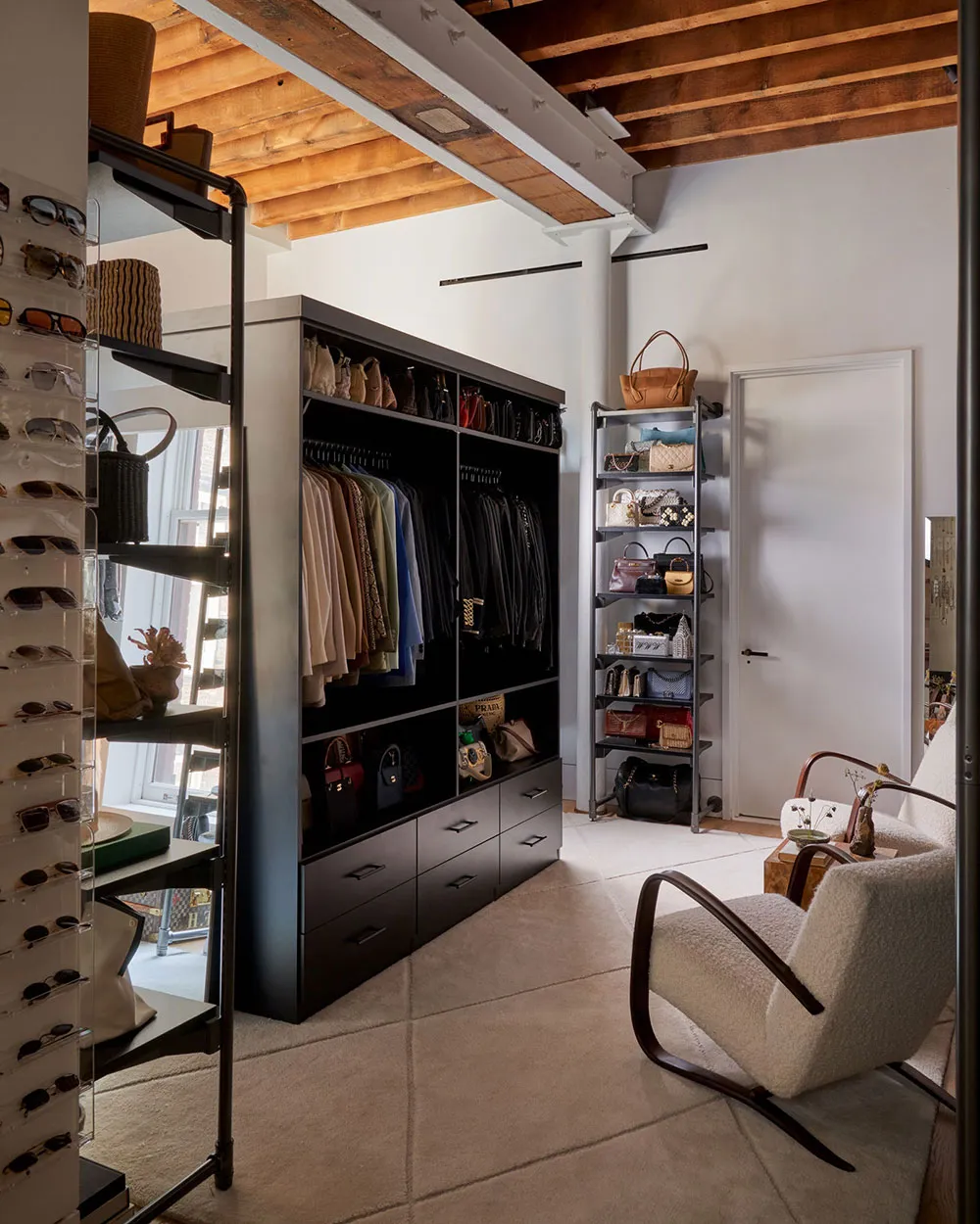 Esmalte en paredes, vigas rústicas y ambiente mediterráneo: un loft inesperado en Nueva York - Gallery image 12