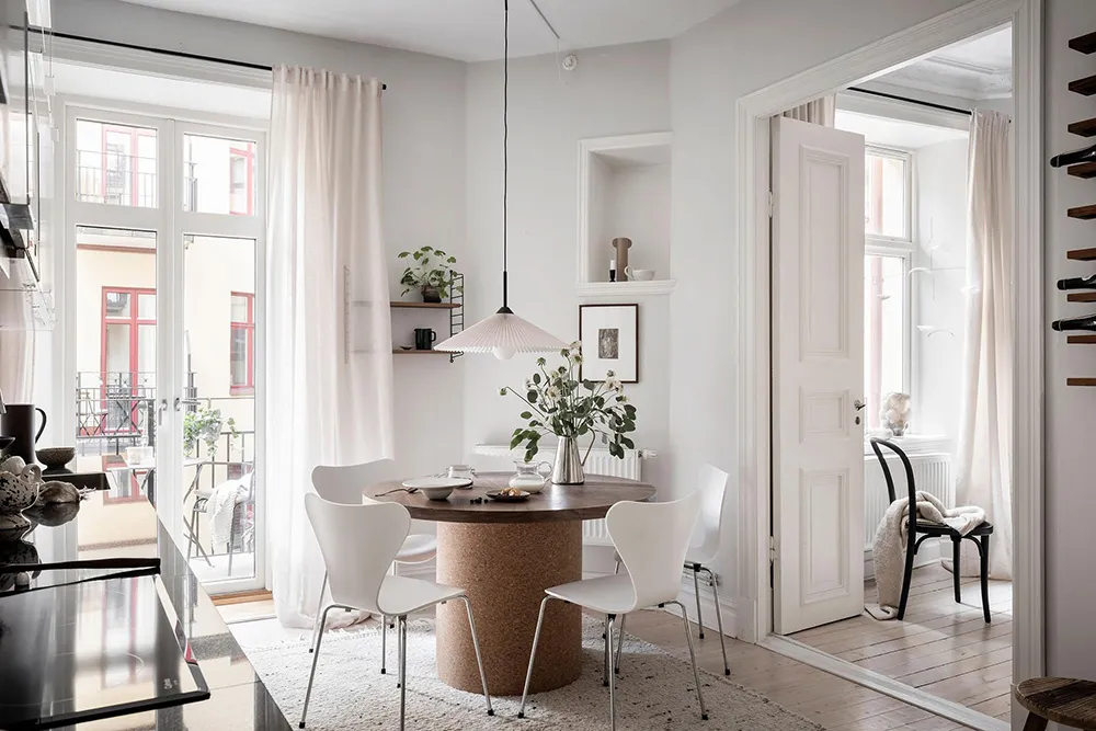 स्वीडन में स्थित एक छोटे 2-बेडरूम वाले अपार्टमेंट का इंटीरियर (64 वर्ग मीटर)
(“Snow White: The Interior of a Small 2-Bedroom Apartment in Sweden (64 sqm)”)
**अनुवाद:**
स्वीडन में स्थित एक छोटे, 2-बेडरूम वाले अपार्टमेंट का इंटीरियर (क्षेत्रफल: 64 वर्ग मीटर)
**विवरण:**
यह अनुवाद स्वीडन में स्थित एक छोटे, 2-बेडरूम वाले अपार्टमेंट के इंटीरियर का वर्णन करता है। अपार्टमेंट का क्षेत्रफल 64 वर्ग मीटर है। - Gallery image 10