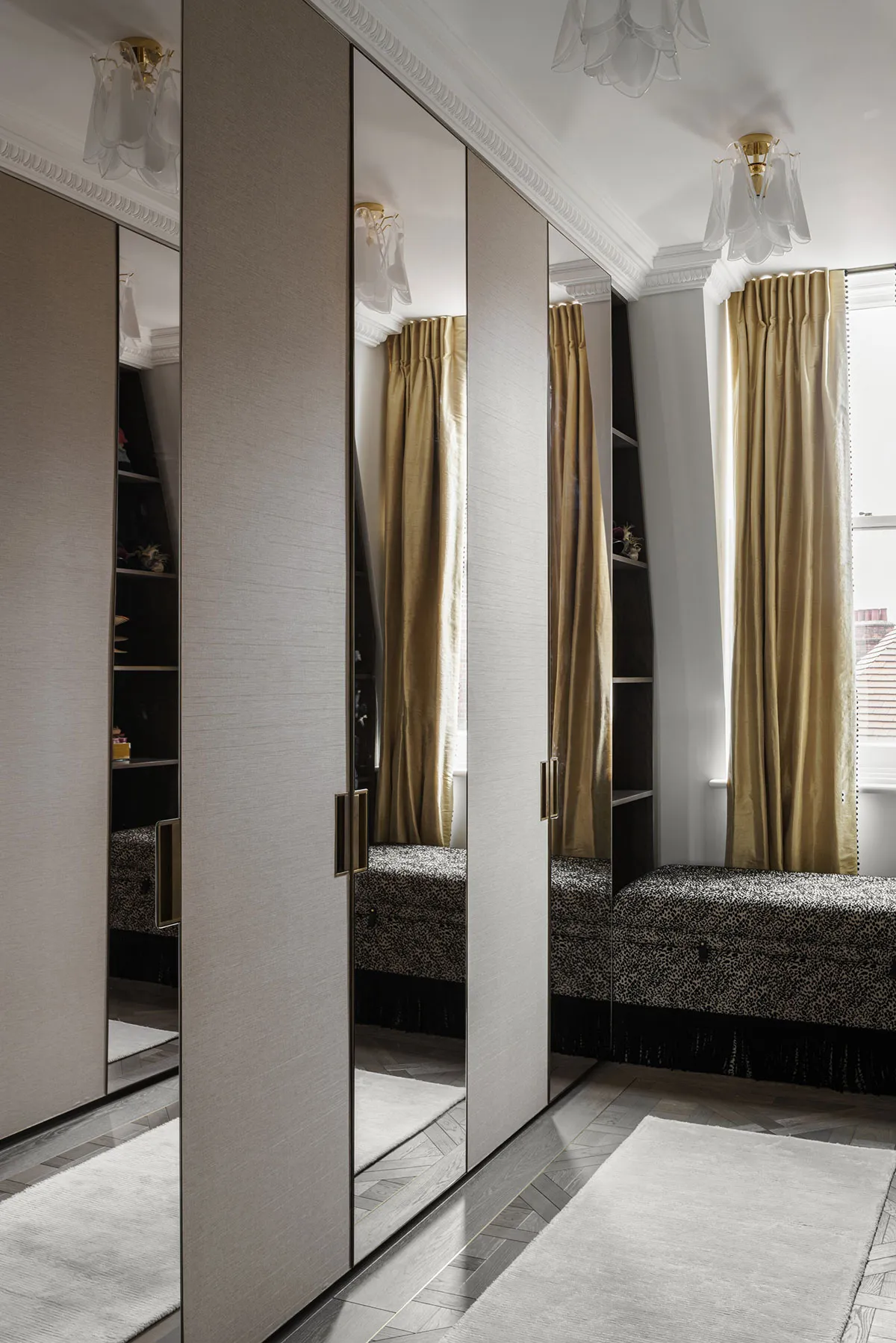 Glamour Notes in the Design of an Elegant Apartment of a Fashion Blogger in London - Gallery image 13