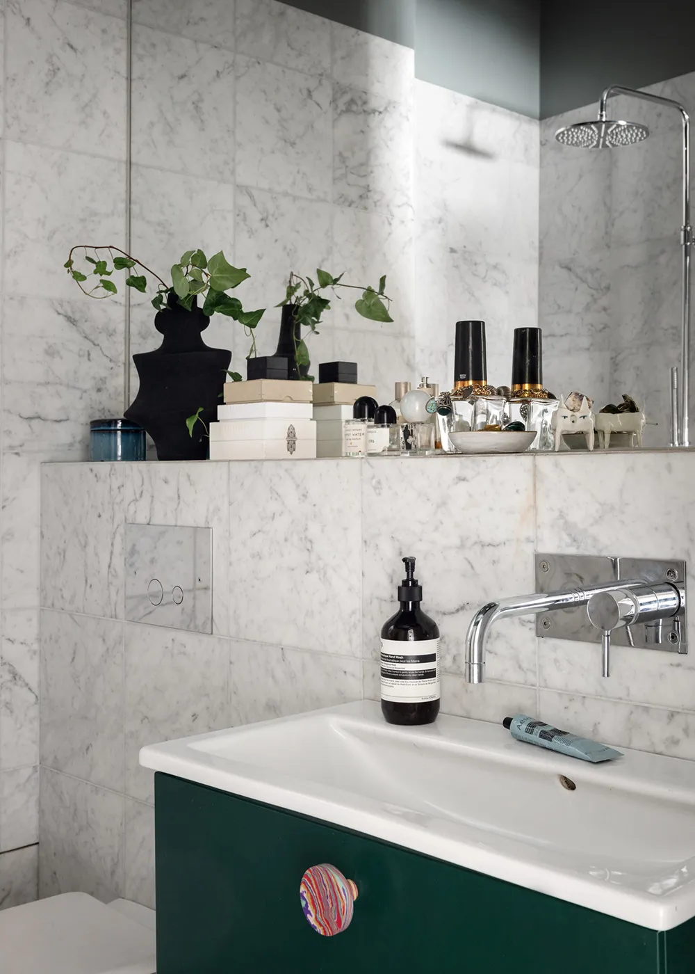 Szwedzka dacha z niespodziewanymi wnętrzami - Gallery image 30