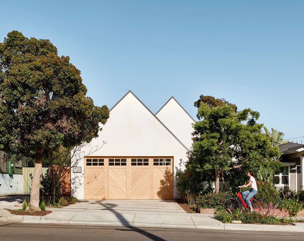 Cozy and Relaxing Interior of a Small House in California (130 sq m) - Gallery image 2