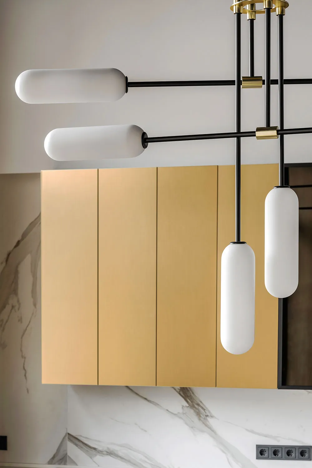 Plafond noir avec décorations et meubles audacieux : transformation spectaculaire au centre de Kiev - Gallery image 16