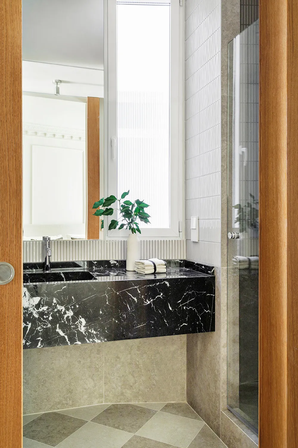 De una aburrida y vieja casa a elegantes apartamentos con encanto parisino - Gallery image 9