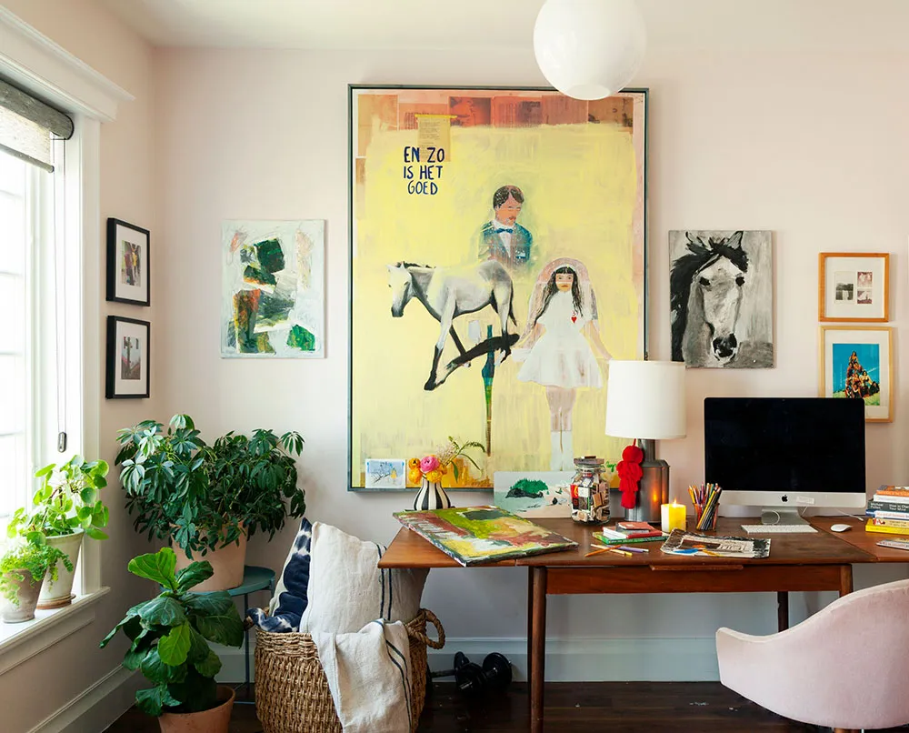 Frais accords de couleurs et grande galerie de tableaux : l'intérieur vivant d'une artiste à New York - Gallery image 9