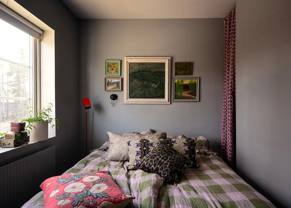 Szwedzka dacha z niespodziewanymi wnętrzami - Gallery image 27