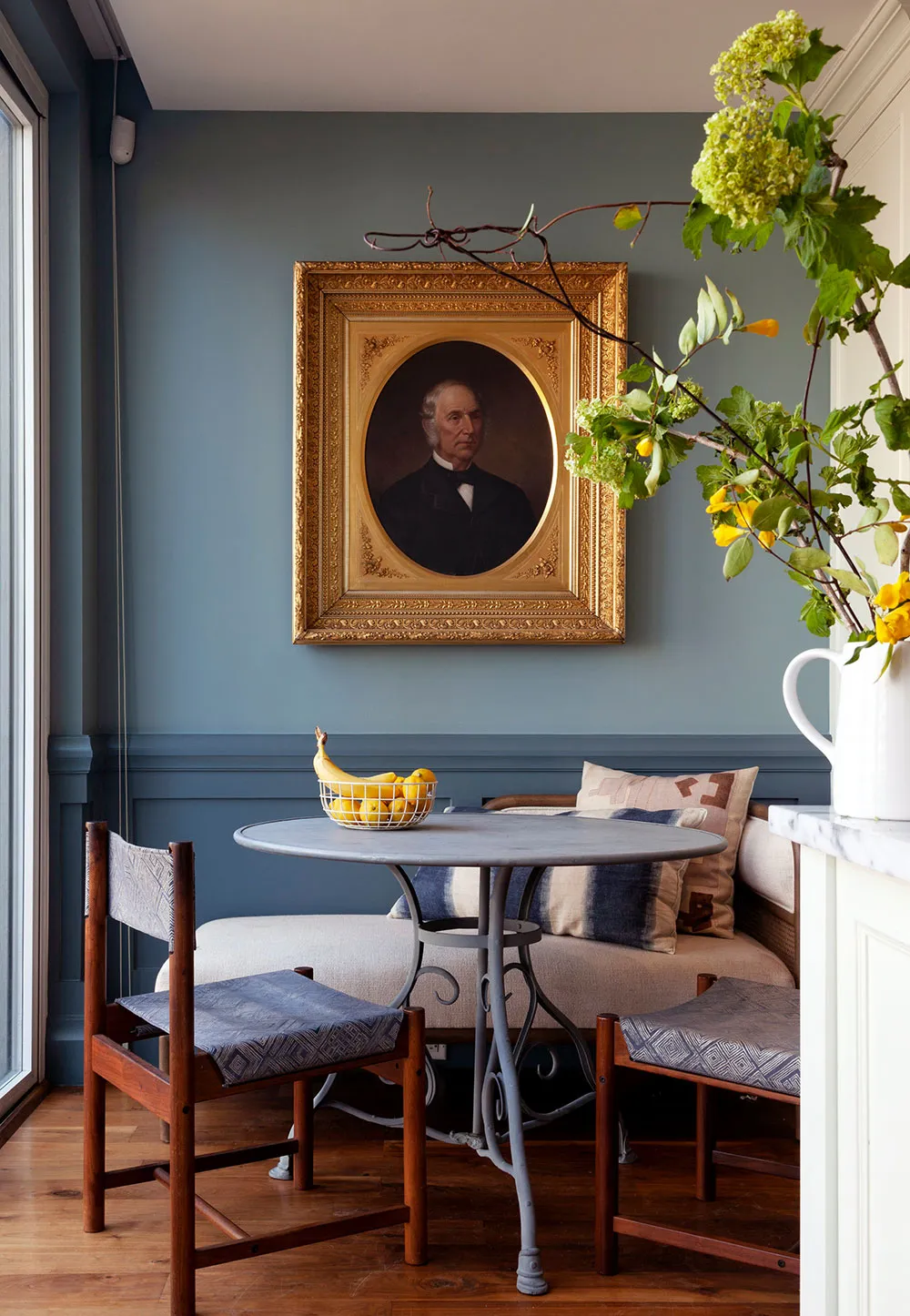 Frais accords de couleurs et grande galerie de tableaux : l'intérieur vivant d'une artiste à New York - Gallery image 4