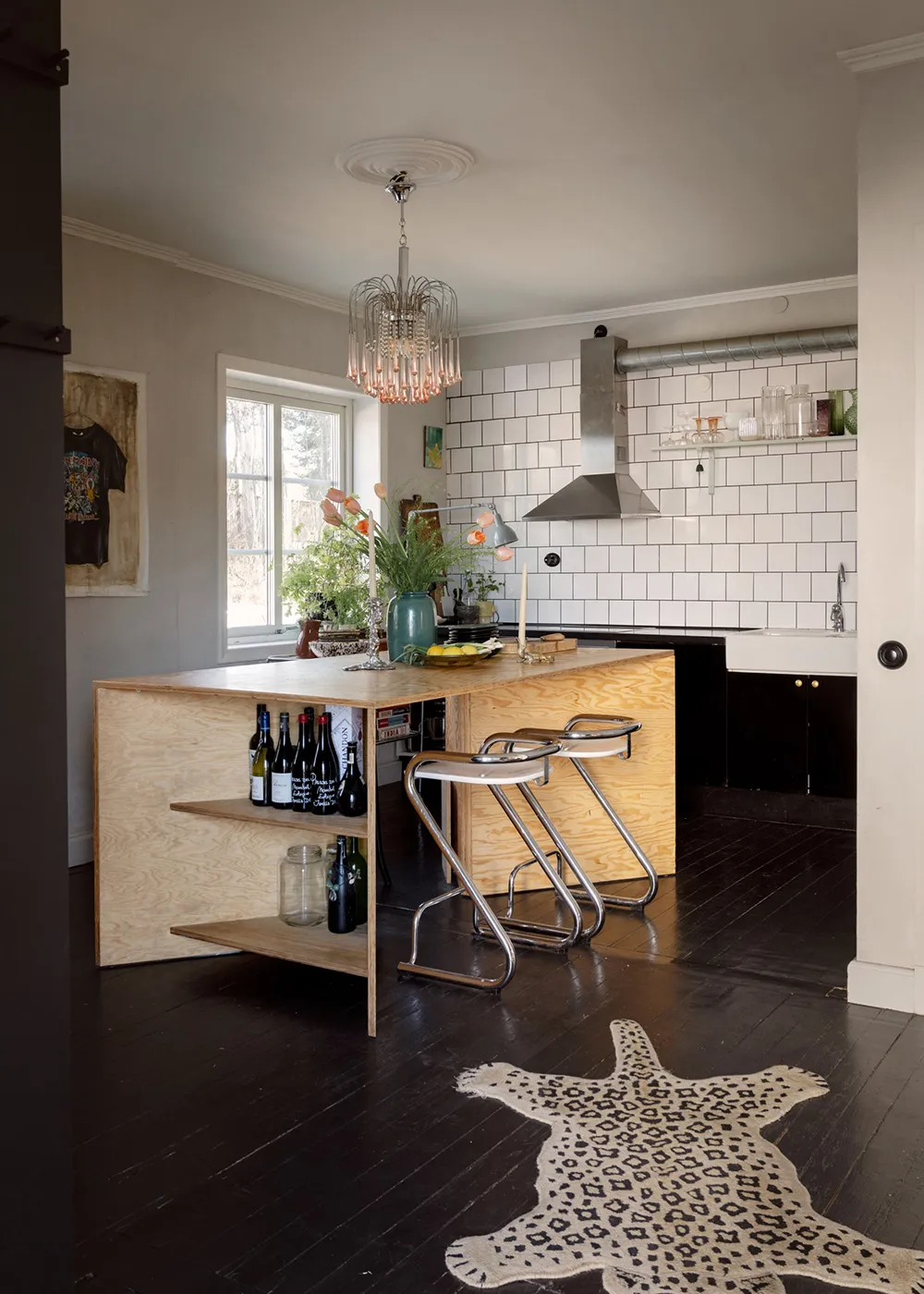 Szwedzka dacha z niespodziewanymi wnętrzami - Gallery image 19