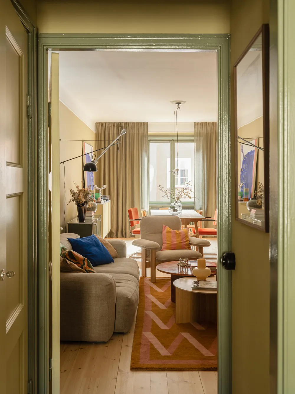 Interiores de arena con acentos llamativos: apartamento en Estocolmo (64 m²) - Gallery image 1