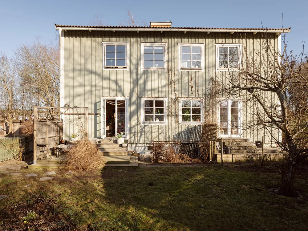 Szwedzka dacha z niespodziewanymi wnętrzami - Gallery image 2