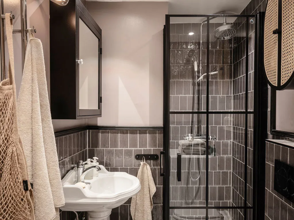 Білосніжний інтер'єр із кричною стіною на кухні в Швеції - Gallery image 27