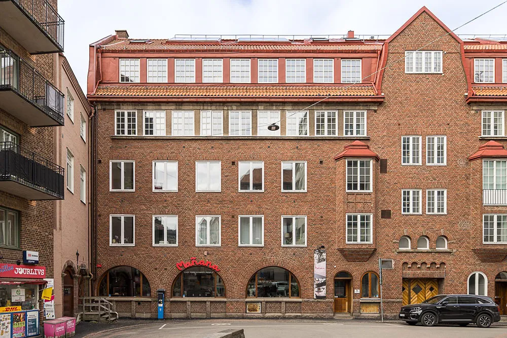 Ungewöhnliche weiße Wohnung mit Balken in der ehemaligen Kartonfabrik in Göteborg (40 qm) - Gallery image 3