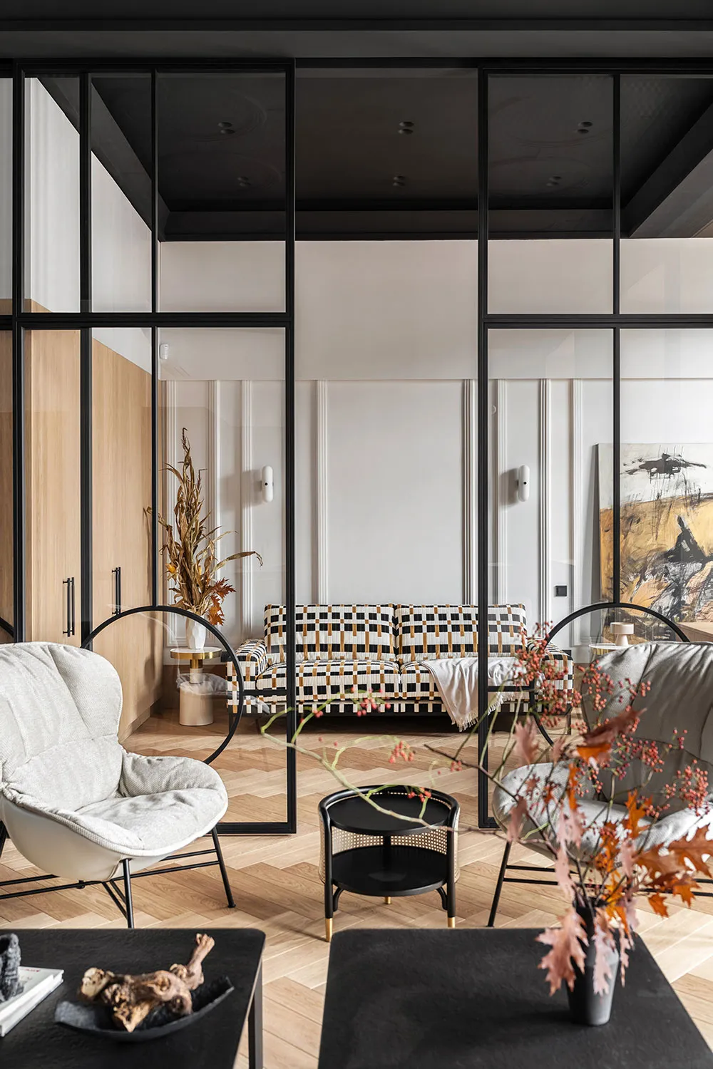 Plafond noir avec décorations et meubles audacieux : transformation spectaculaire au centre de Kiev - Gallery image 2