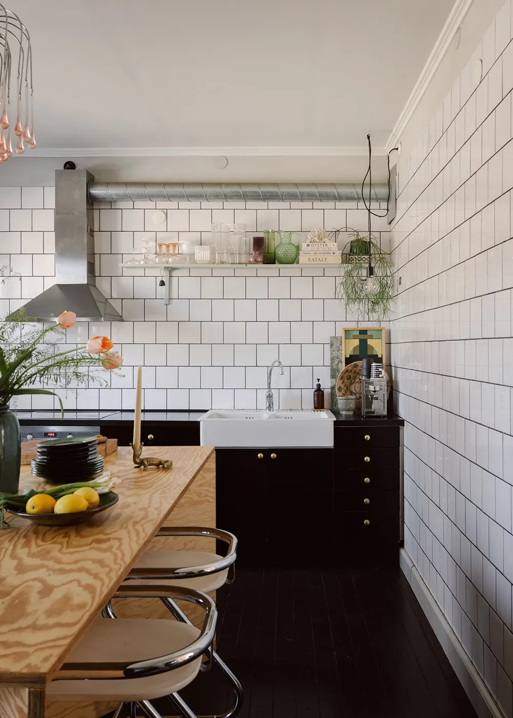 Szwedzka dacha z niespodziewanymi wnętrzami - Gallery image 21