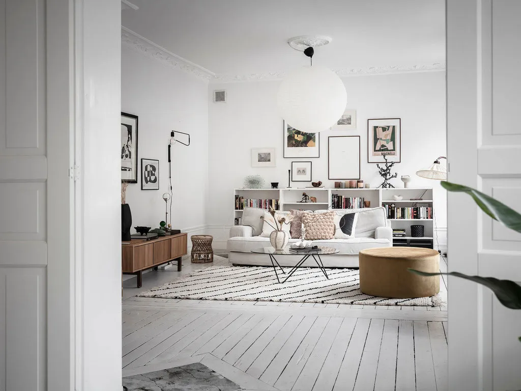 Білосніжний інтер'єр із кричною стіною на кухні в Швеції - Gallery image 7