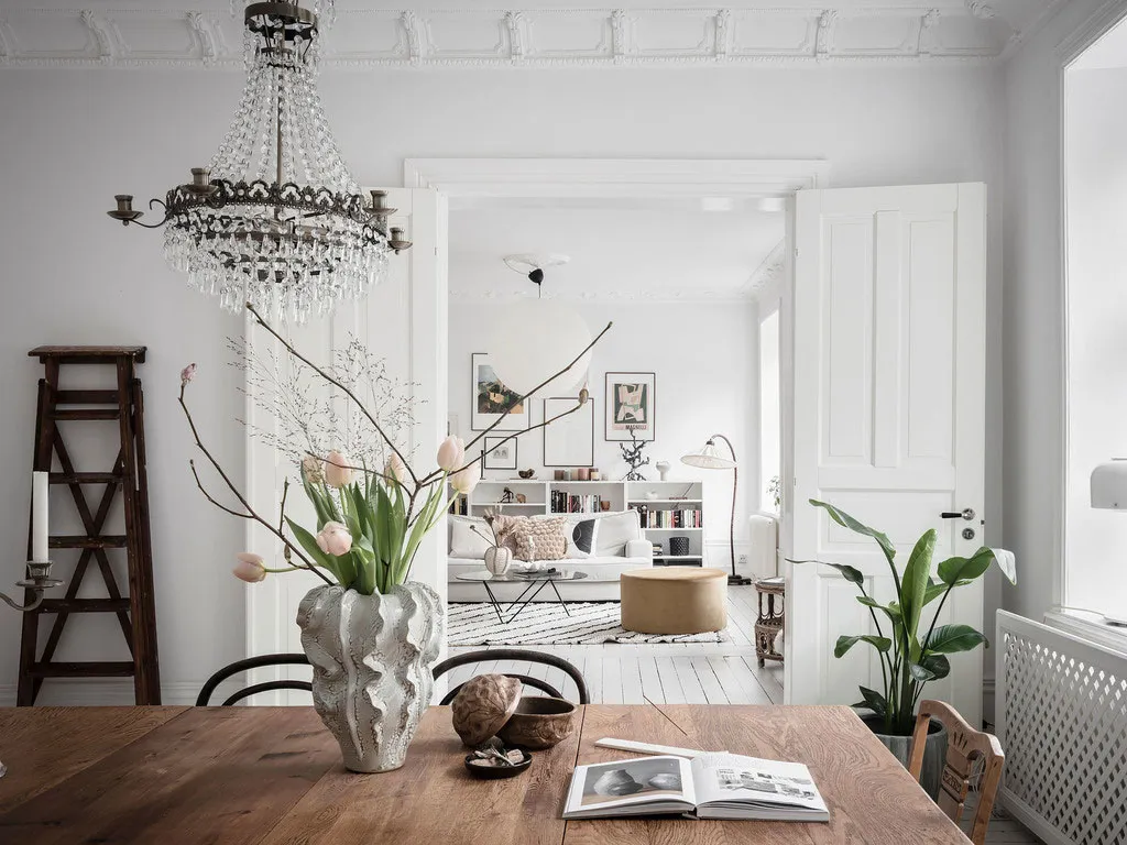 Білосніжний інтер'єр із кричною стіною на кухні в Швеції - Gallery image 2