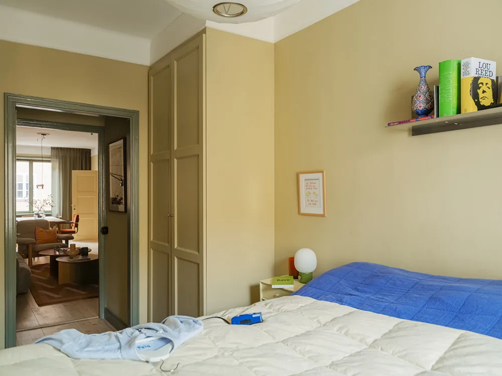 Interiores de arena con acentos llamativos: apartamento en Estocolmo (64 m²) - Gallery image 21