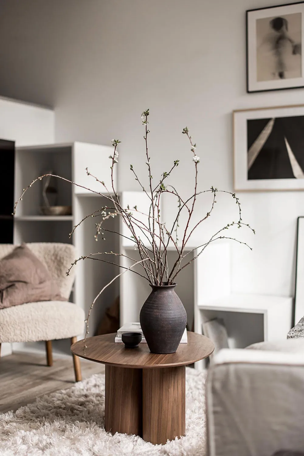 Ungewöhnliche weiße Wohnung mit Balken in der ehemaligen Kartonfabrik in Göteborg (40 qm) - Gallery image 10