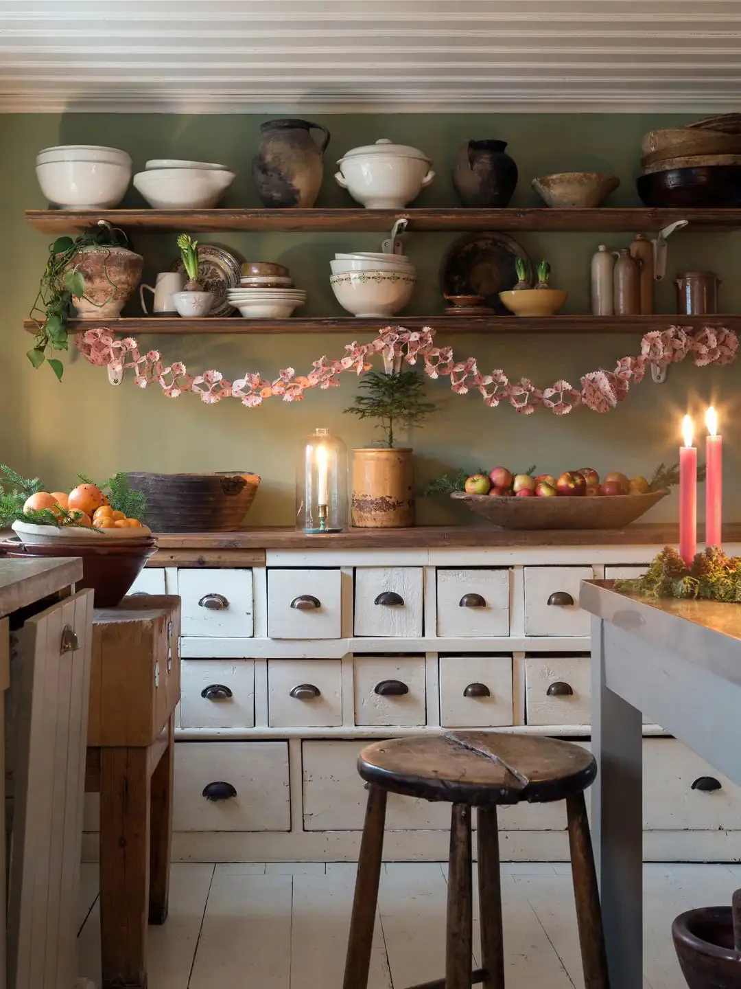 Decoración navideña rústica para casa de los años 40 en Suecia - Gallery image 8