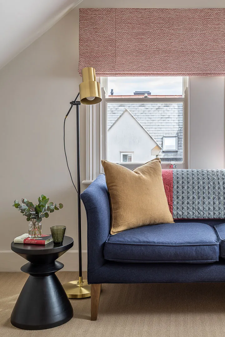 Étagère jaune et autres détails colorés dans le design intérieur à Londres - Gallery image 17