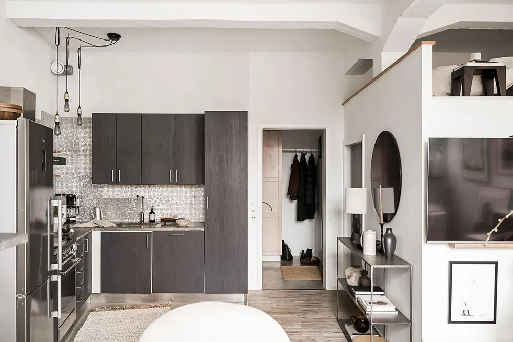 Ungewöhnliche weiße Wohnung mit Balken in der ehemaligen Kartonfabrik in Göteborg (40 qm) - Gallery image 22