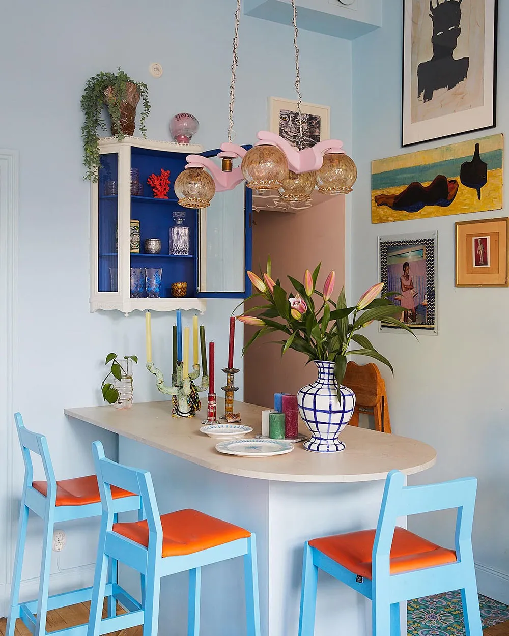 डेकोरेटर डेनिस वैलेंसिया द्वारा तैयार की गई “विविध एवं रंगीन आंतरिक सजावटों” की नई श्रृंखला - Gallery image 26