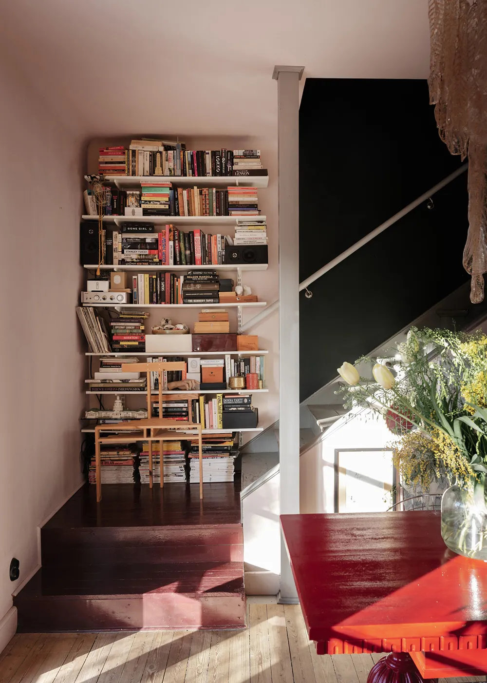 Szwedzka dacha z niespodziewanymi wnętrzami - Gallery image 10