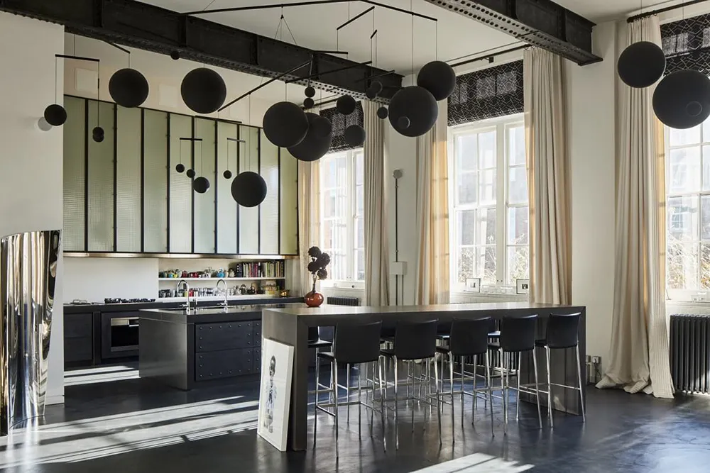 Unique Designer Loft in Black-and-White Palette in London - Gallery image 8