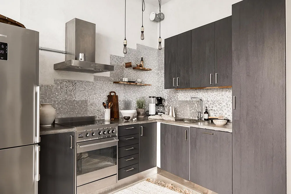 Ungewöhnliche weiße Wohnung mit Balken in der ehemaligen Kartonfabrik in Göteborg (40 qm) - Gallery image 13