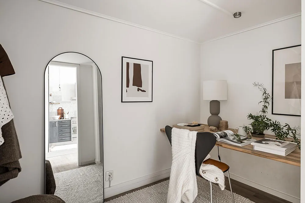 Ungewöhnliche weiße Wohnung mit Balken in der ehemaligen Kartonfabrik in Göteborg (40 qm) - Gallery image 24