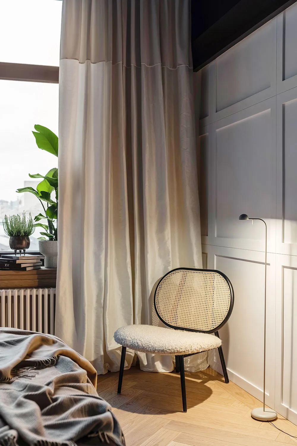 Plafond noir avec décorations et meubles audacieux : transformation spectaculaire au centre de Kiev - Gallery image 22