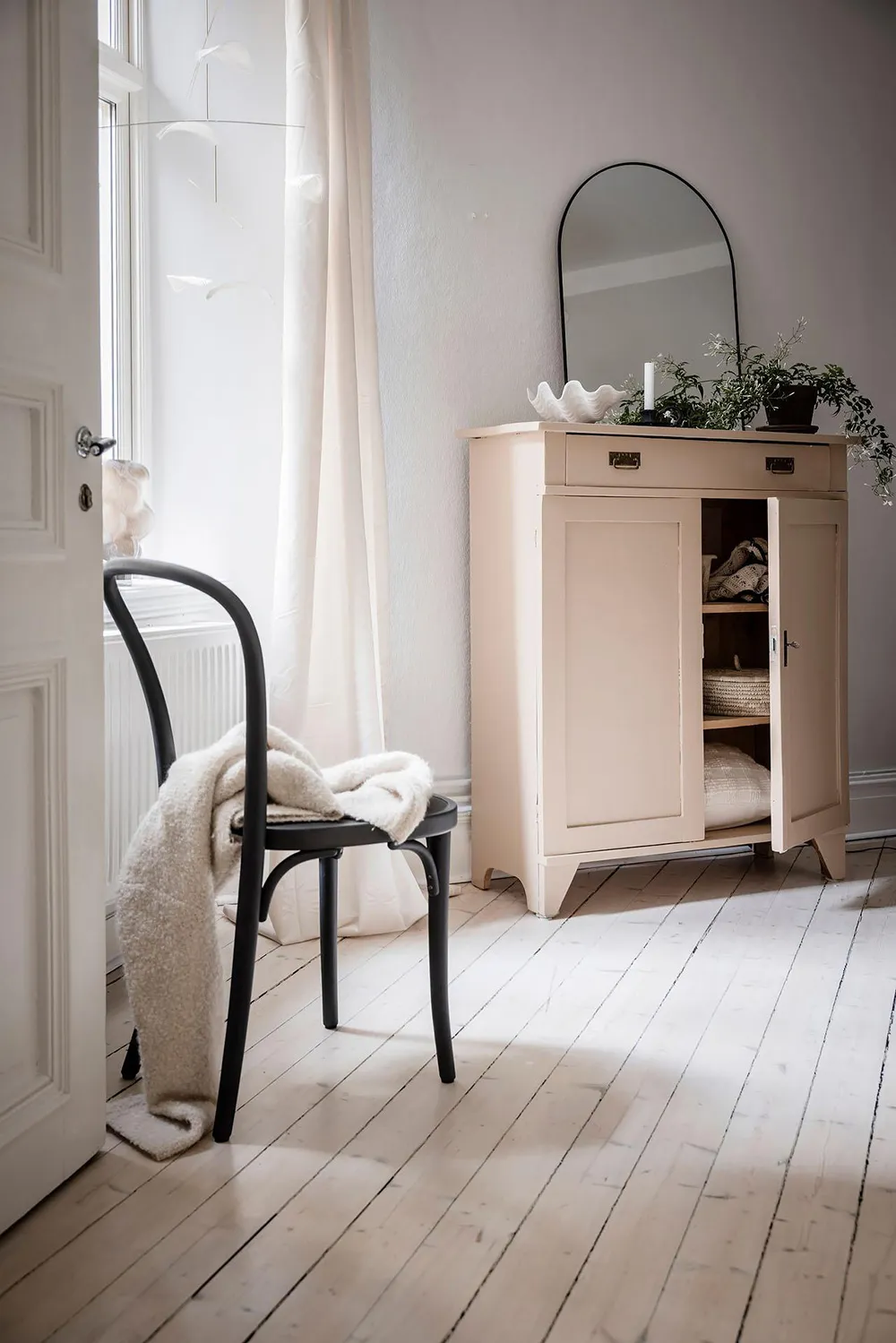 स्वीडन में स्थित एक छोटे 2-बेडरूम वाले अपार्टमेंट का इंटीरियर (64 वर्ग मीटर)
(“Snow White: The Interior of a Small 2-Bedroom Apartment in Sweden (64 sqm)”)
**अनुवाद:**
स्वीडन में स्थित एक छोटे, 2-बेडरूम वाले अपार्टमेंट का इंटीरियर (क्षेत्रफल: 64 वर्ग मीटर)
**विवरण:**
यह अनुवाद स्वीडन में स्थित एक छोटे, 2-बेडरूम वाले अपार्टमेंट के इंटीरियर का वर्णन करता है। अपार्टमेंट का क्षेत्रफल 64 वर्ग मीटर है। - Gallery image 19