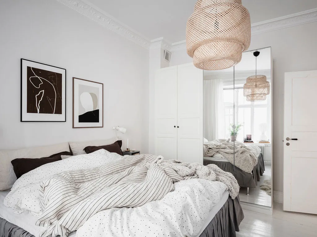 Білосніжний інтер'єр із кричною стіною на кухні в Швеції - Gallery image 25