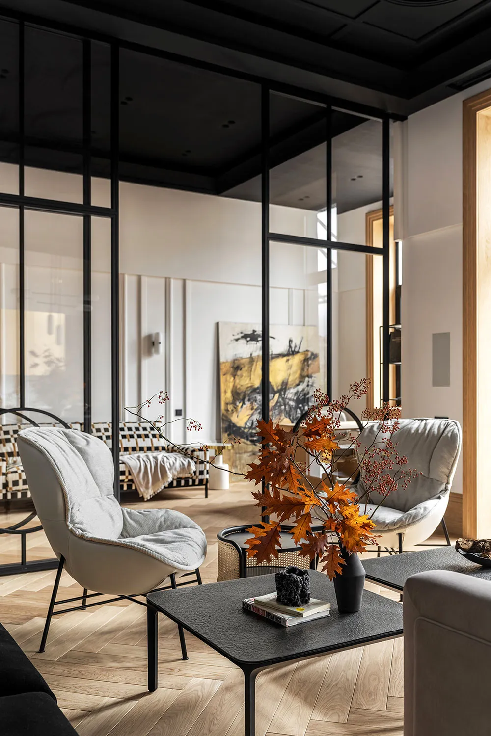 Plafond noir avec décorations et meubles audacieux : transformation spectaculaire au centre de Kiev - Gallery image 1