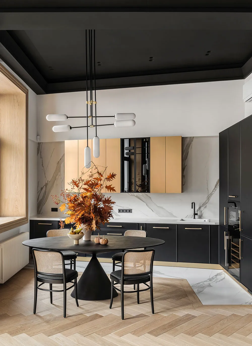 Plafond noir avec décorations et meubles audacieux : transformation spectaculaire au centre de Kiev - Gallery image 8