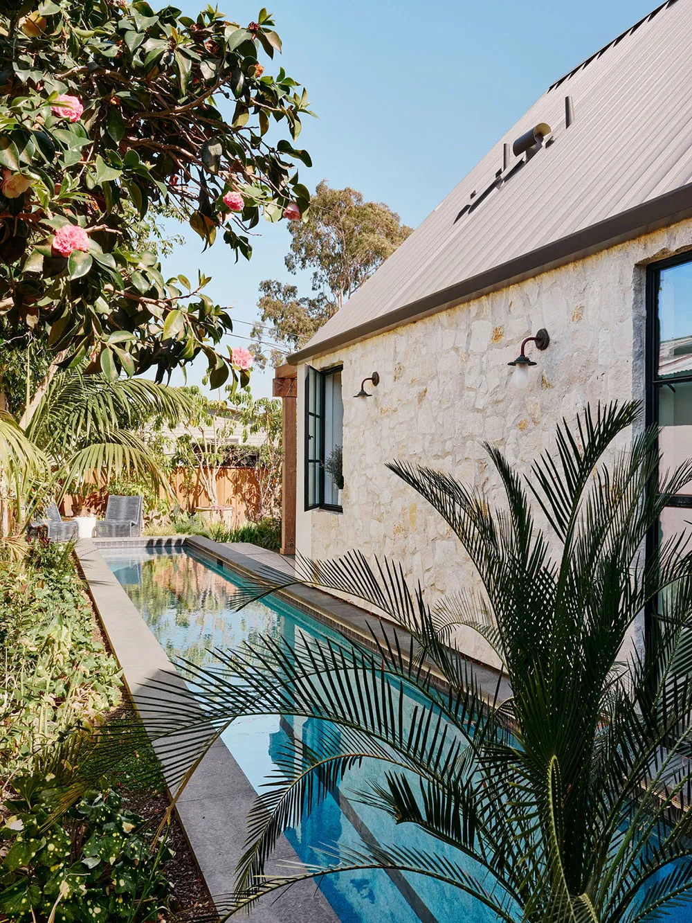 Cozy and Relaxing Interior of a Small House in California (130 sq m) - Gallery image 16