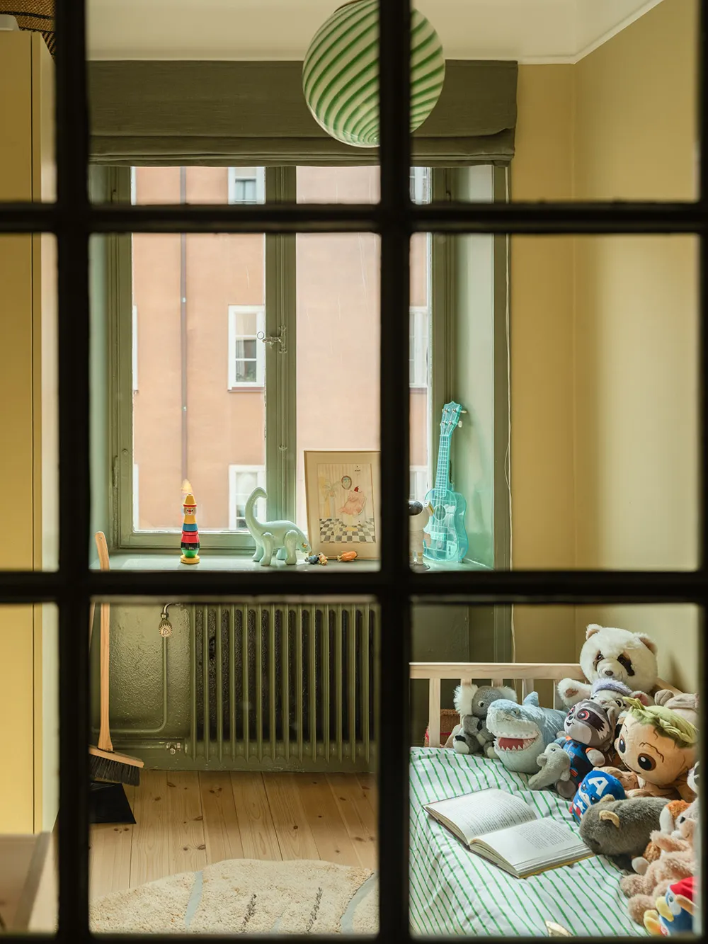 Interiores de arena con acentos llamativos: apartamento en Estocolmo (64 m²) - Gallery image 12