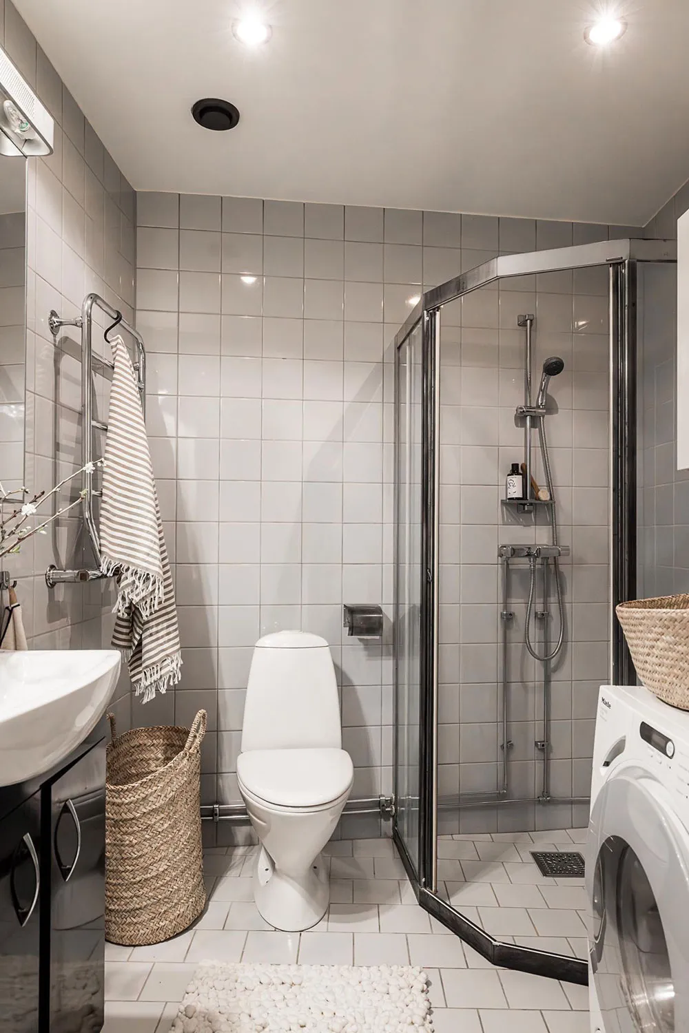 Ungewöhnliche weiße Wohnung mit Balken in der ehemaligen Kartonfabrik in Göteborg (40 qm) - Gallery image 26