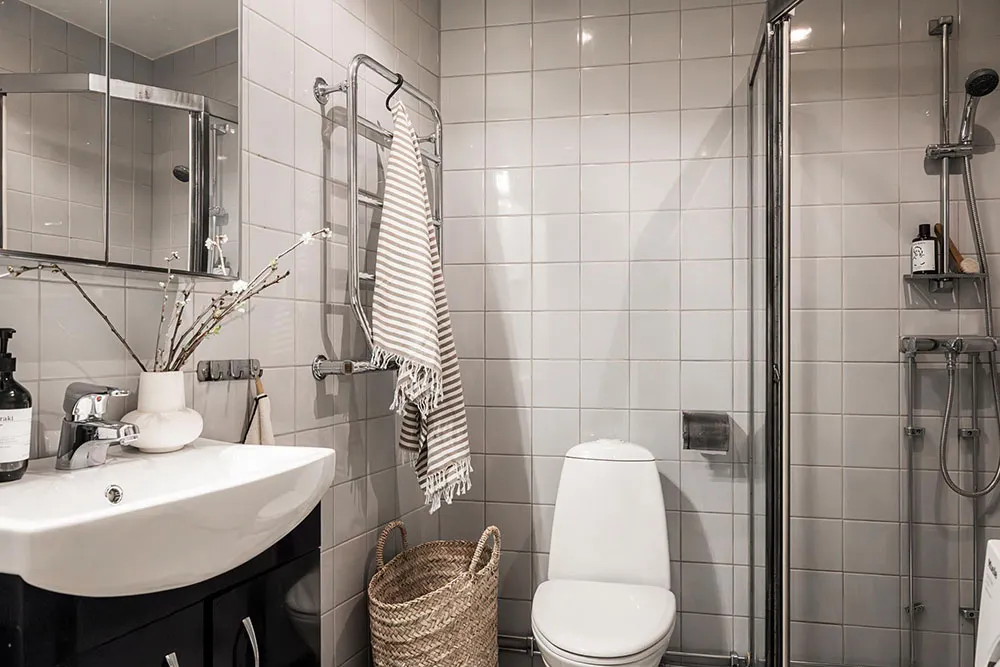 Ungewöhnliche weiße Wohnung mit Balken in der ehemaligen Kartonfabrik in Göteborg (40 qm) - Gallery image 27