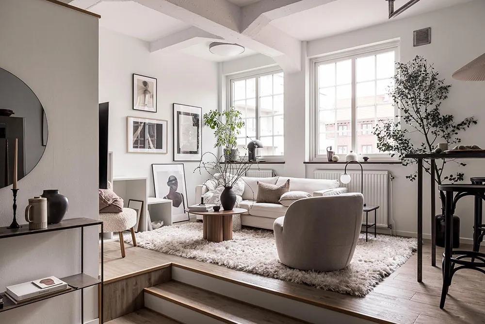 Ungewöhnliche weiße Wohnung mit Balken in der ehemaligen Kartonfabrik in Göteborg (40 qm) - Gallery image 2