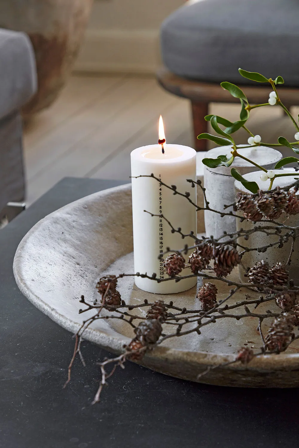 आरामदायक स्कैंडिनेवियन इंटीरियर, शांतिपूर्ण शीतकालीन सजावट के साथ - Gallery image 2