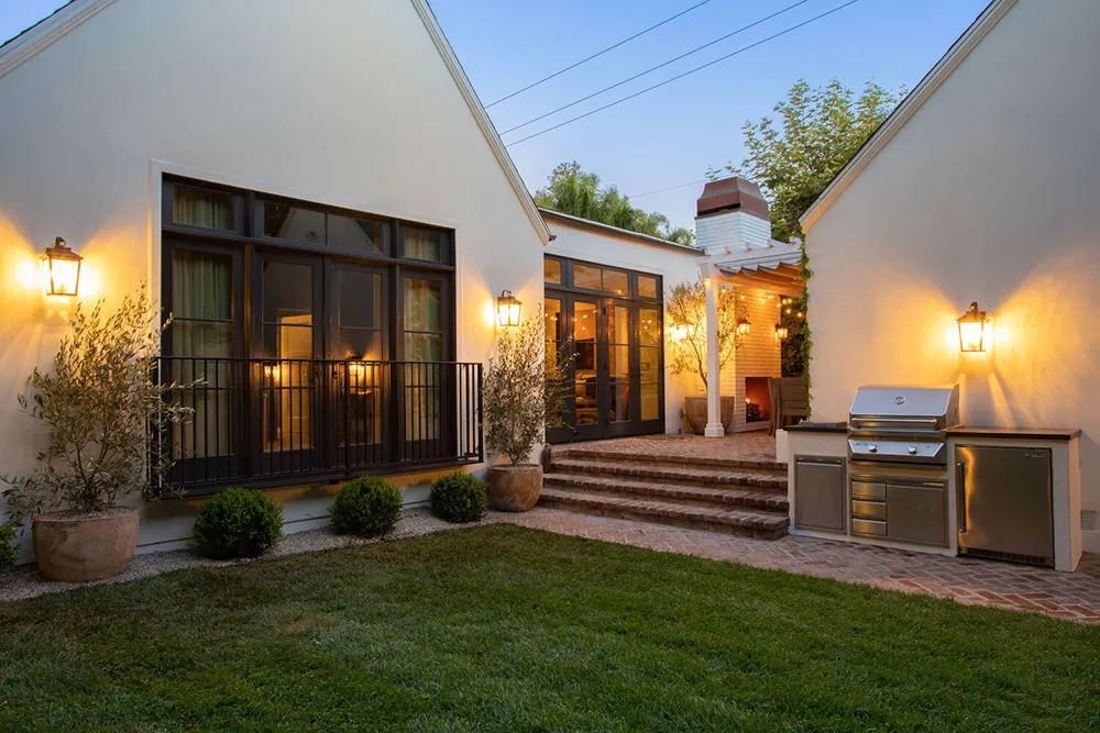 Дом кинорежиссера в Лос-Анджелесе с белыми и черными комнатами - Gallery image 20