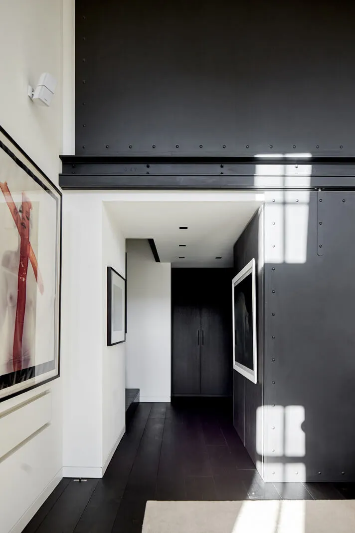 Unique Designer Loft in Black-and-White Palette in London - Gallery image 14