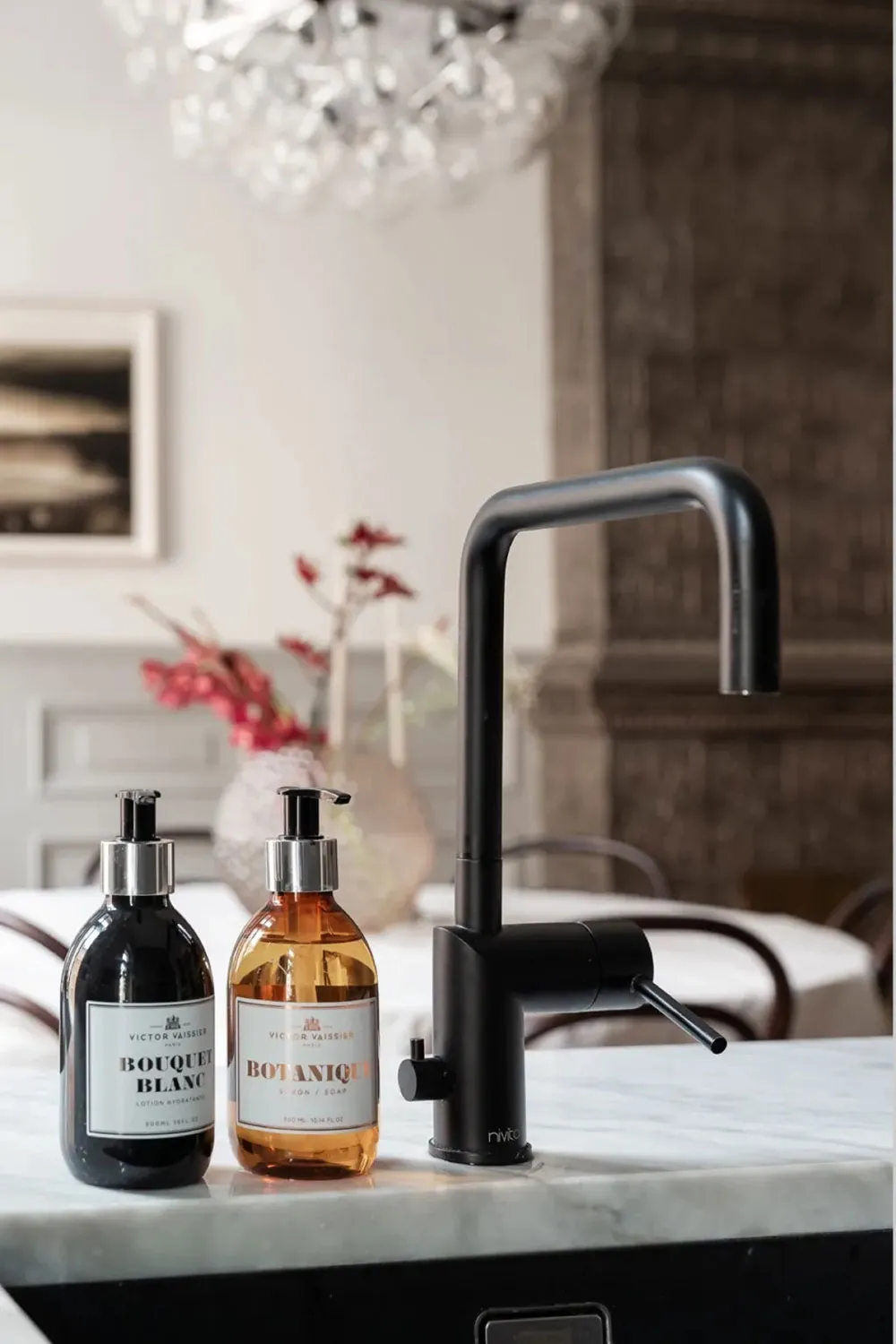 Décor mural classique et meubles modernes : une apartment élégant à Stockholm - Gallery image 6